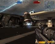 (BF 2142) Играчът разглежда футуристичен самолет на борда на летяща крепост