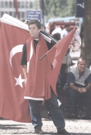 Първанов се бори за турските гласове като раздава безплатни знаменца
